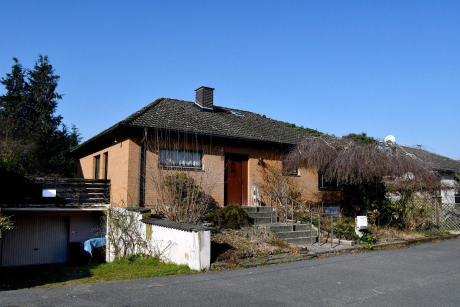 Hausansicht mit Garage Einfamilienhaus Weiterstadt-Gr�fenhausen