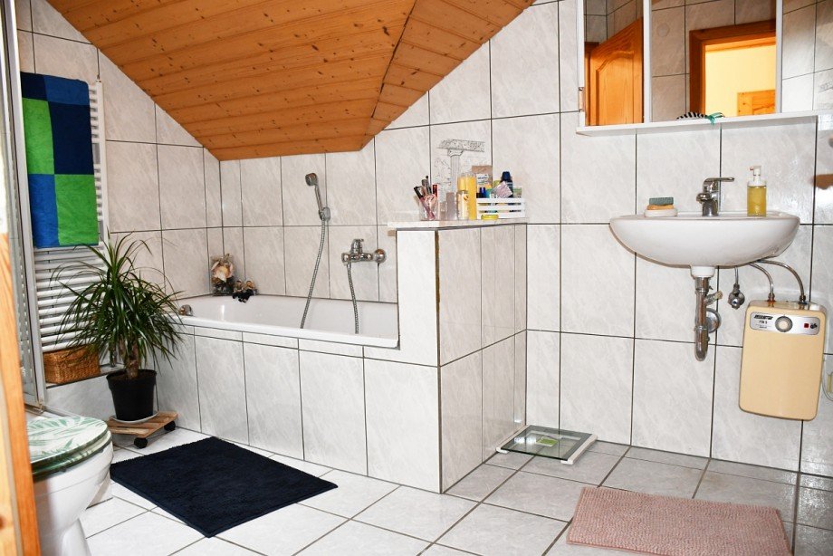 Tageslichtbad mit Wanne und Dusche DG Zweifamilienhaus Bickenbach