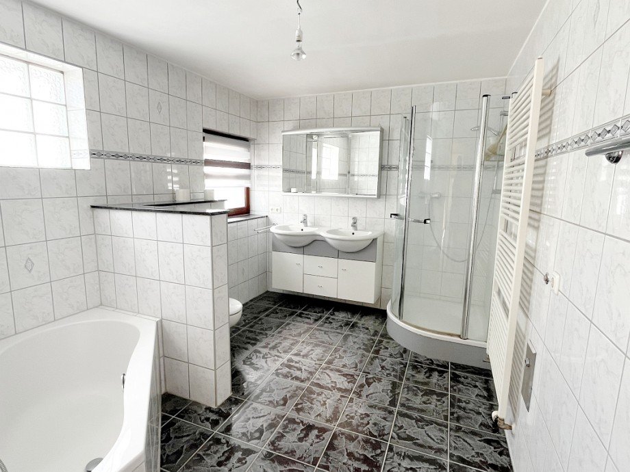 EG modernes Tageslichtbad mit Wanne und Dusche Zweifamilienhaus Ober-Ramstadt