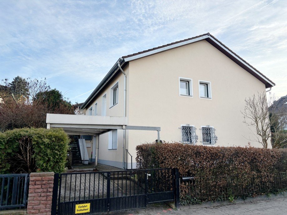Hausansicht - Eingangsseite Erdgeschosswohnung Ro�dorf