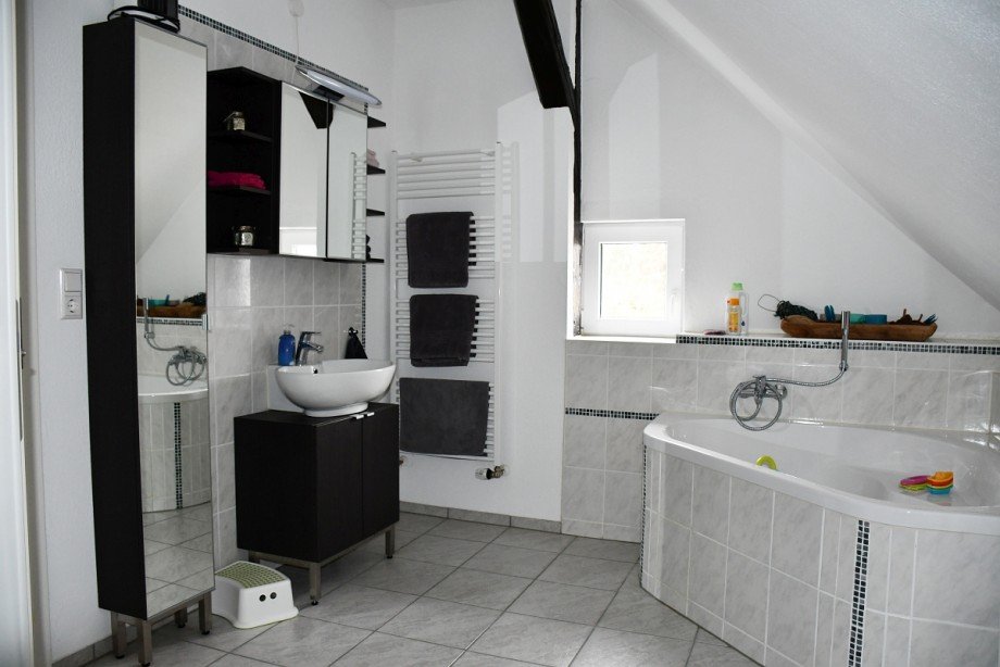 modernes Tageslichtbad mit Wanne... Einfamilienhaus Modautal-Brandau