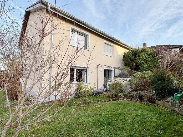 Hausansicht Ro�dorf Erdgeschosswohnung **VERMIETET** Ansprechende 3-Zimmer-Wohnung mit eigenem Garten