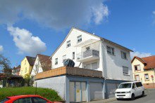 Hausansicht + Garagen **VERKAUFT** Gro�z�giges 2-Familienhaus mit vielseitig nutzbarem Nebengeb�ude