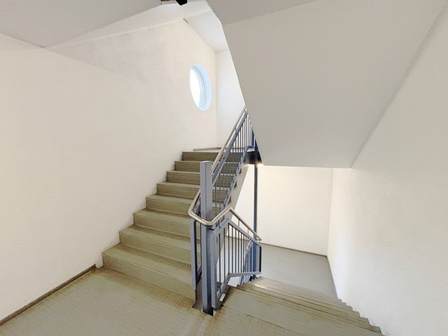 gepflegtes Treppenhaus .... Etagenwohnung Darmstadt