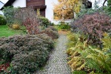 Zuweg zum Haus **VERKAUFT** Attraktives gro�z�giges Einfamilienhaus auf 1.236 m� Grundst�ck