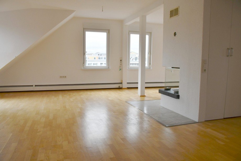 gro�z�giger Wohnbereich Dachgeschosswohnung Darmstadt