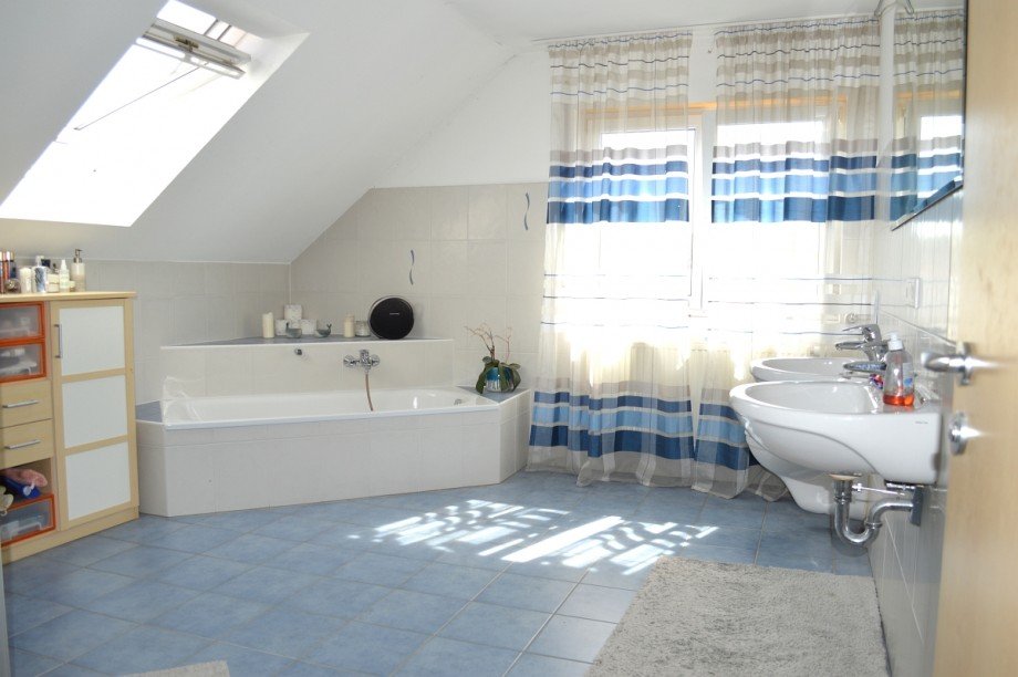 modernes Tageslichtbad mit Wanne + Dusche Zweifamilienhaus Gro�-Bieberau/Rodau