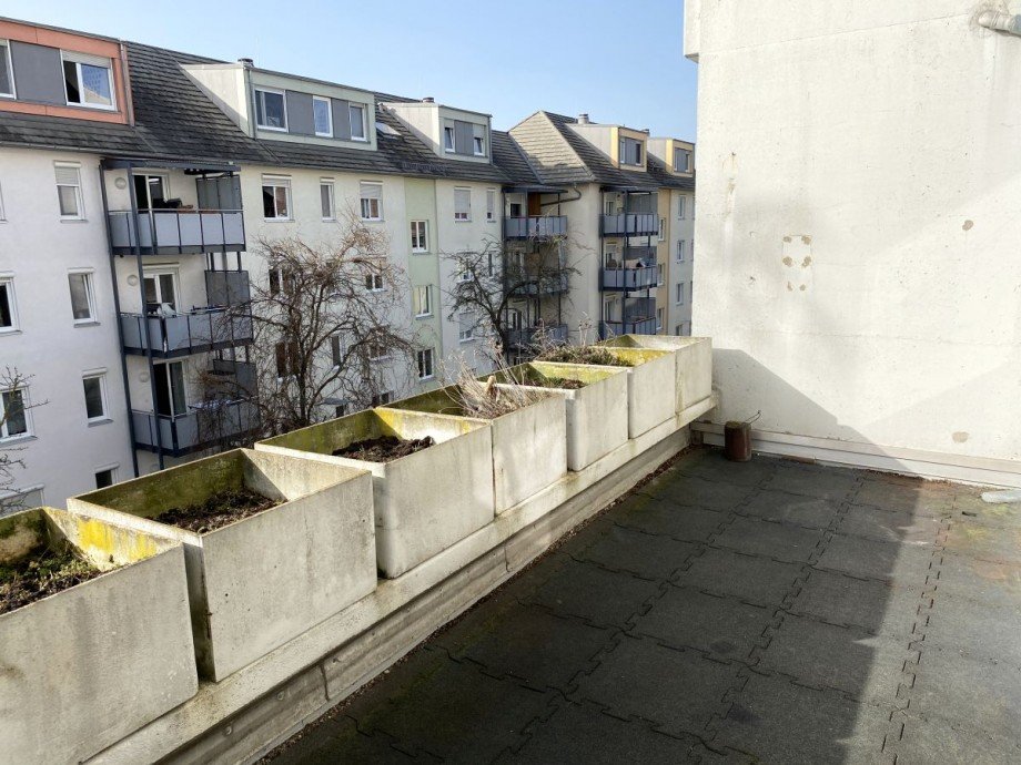 7 gro�er Sonnenbalkon mit Markise Etagenwohnung Darmstadt