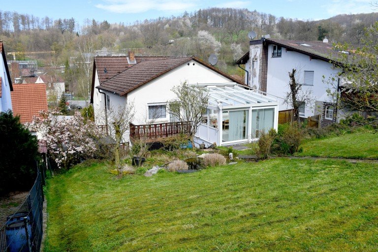 Hausansicht Gartenseite Lautertal-Lautern Zweifamilienhaus **VERKAUFT** Zweifamilienhaus mit sonnigem Wintergarten und Gartenbiotop