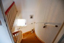 Treppenauf- bzw. -abgang **VERKAUFT** Gro�z�giges 1- bis 2-Fam.Haus in bevorzugter Wohnlage von Ober-Ramstadt, auf Eiche