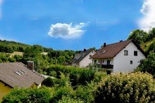 herrlicher Fernblick **VERKAUFT** Bezauberndes Einfamilienhaus in naturnaher Lage