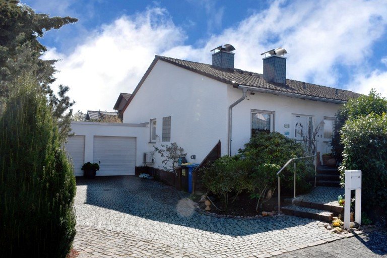 Hausansicht B�ttelborn-Worfelden Einfamilienhaus **VERKAUFT** Top gepflegtes Haus mit idyllisch angelegter Gartenlandschaft