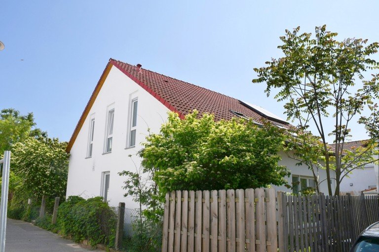 Hausansicht Darmstadt-Wixhausen Zweifamilienhaus **VERKAUFT** Attraktive Kapitalanlage � freistehendes modernes Zweifamilienhaus