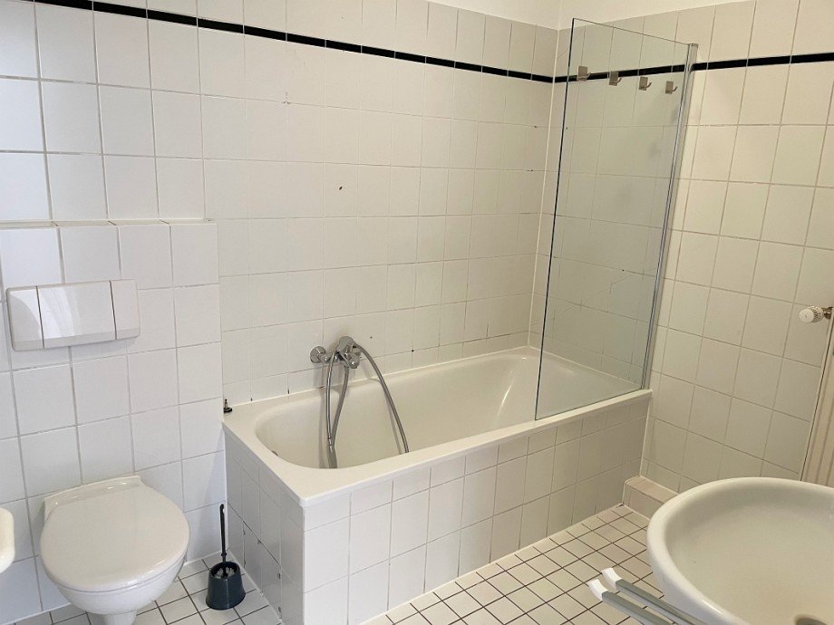 Bad mit Wanne und Duschabtrennung Etagenwohnung Griesheim