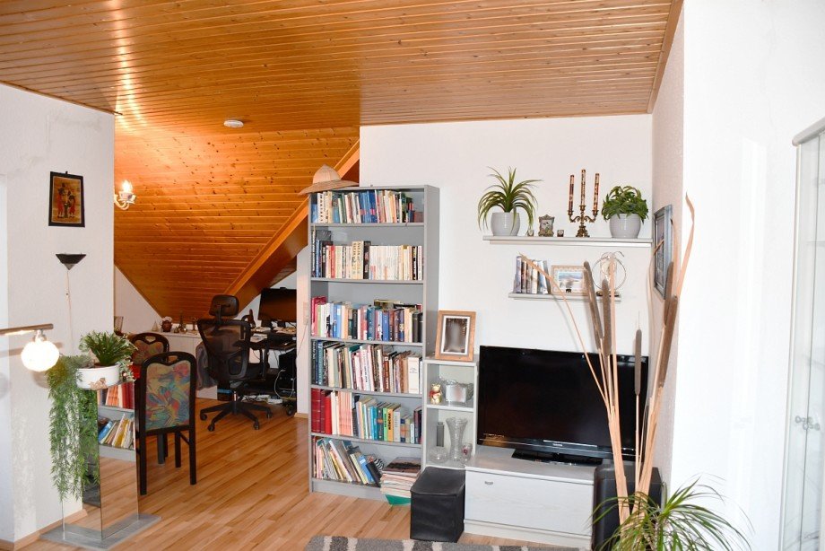 ger�umiger Wohn-/Essbereich Dachgeschosswohnung Erbach