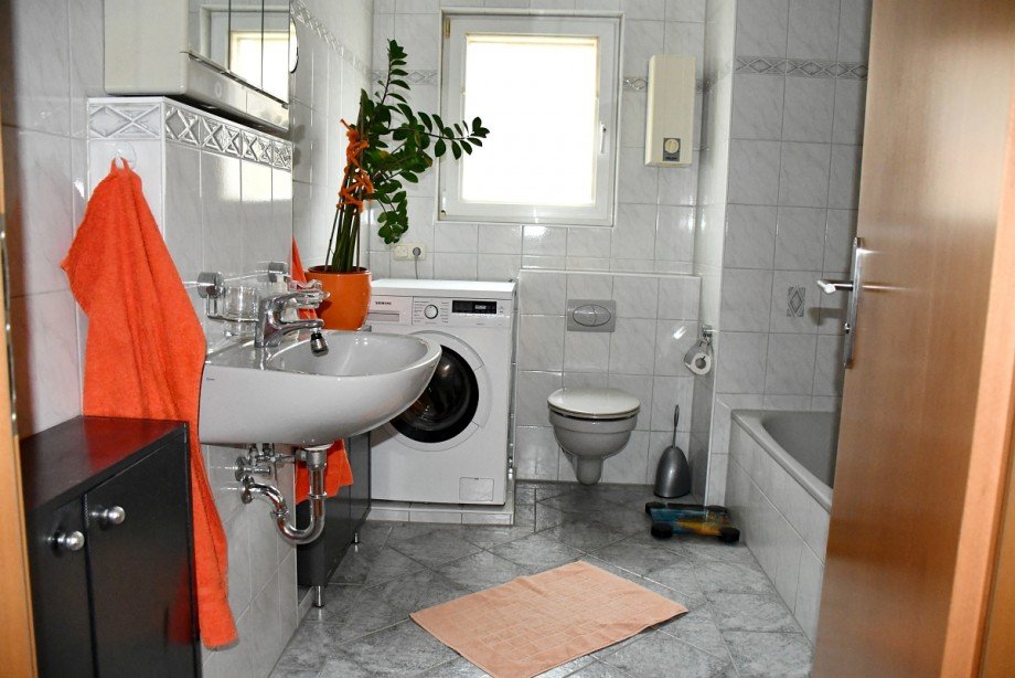 Tageslichtbad mit Wanne und Dusche Doppelhaush�lfte Reinheim