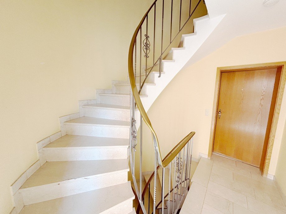 gepflegtes Treppenhaus Etagenwohnung Darmstadt