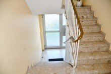 Treppenhaus **VERKAUFT** Gem�tliche 2-Zimmer-Eigentumswohnung mit Balkon und Garage