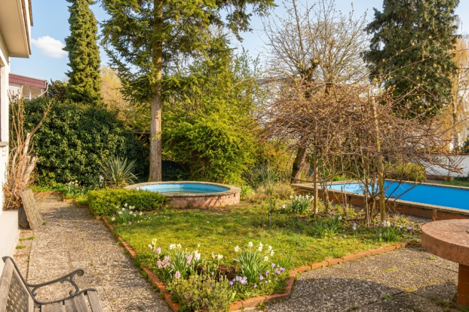 Garten mit Pool und Biotop Zweifamilienhaus Seeheim-Jugenheim