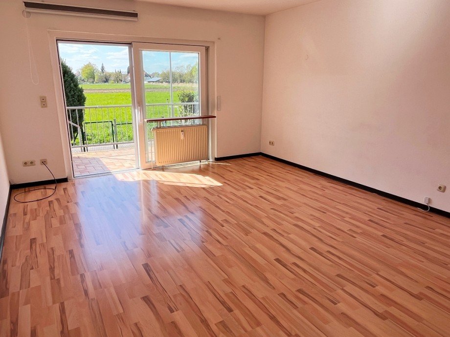 lichtdurchflutetes Wohnzimmer Erdgeschosswohnung Darmstadt-Wixhausen
