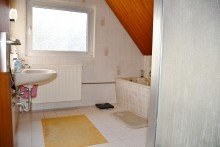 Tageslichtbad mit Wanne.... **VERKAUFT** Charmantes Einfamilienhaus mit Gartenparadies in Seeheim