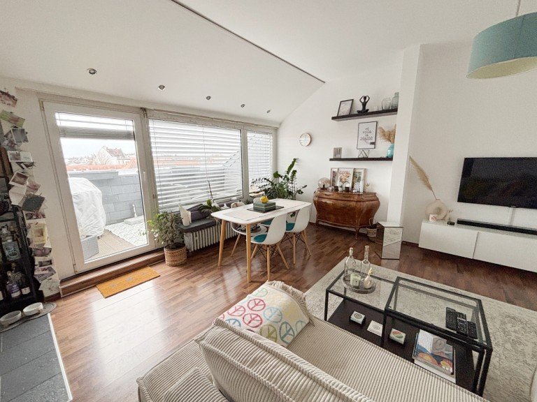 ansprechender Wohn-/Essbereich Darmstadt Dachgeschosswohnung **VERMIETET** �ber den D�chern von Bessungen - Perfekte Single-Wohnung mit Flair