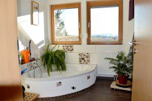 ger�umiges Tageslichtbad mit Wanne **VERKAUFT** �kologisch gebaute sehenswerte gro�z�gige sonnige Doppelhaush�lfte