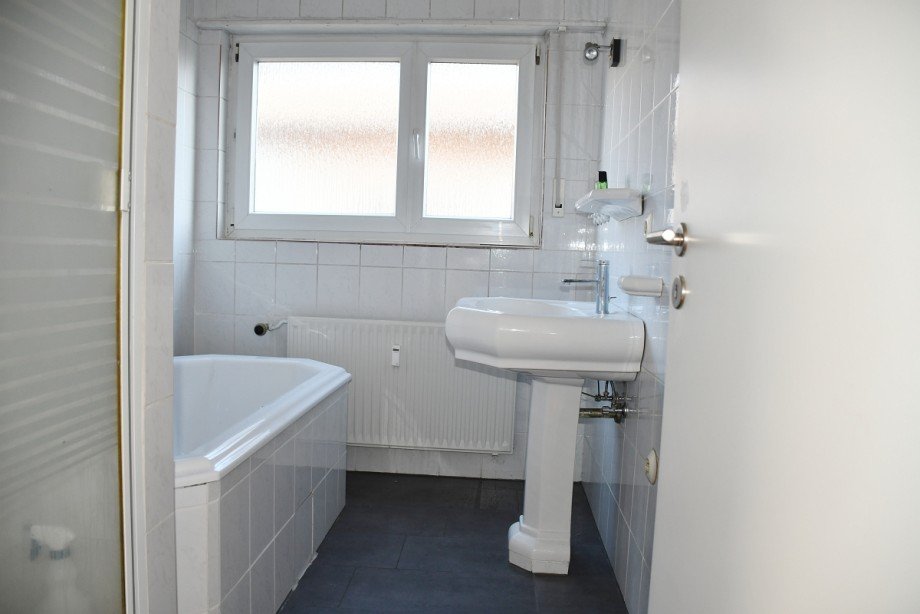 EG - Tageslichtbad mit Wanne und Dusche Mehrfamilienhaus Pfungstadt