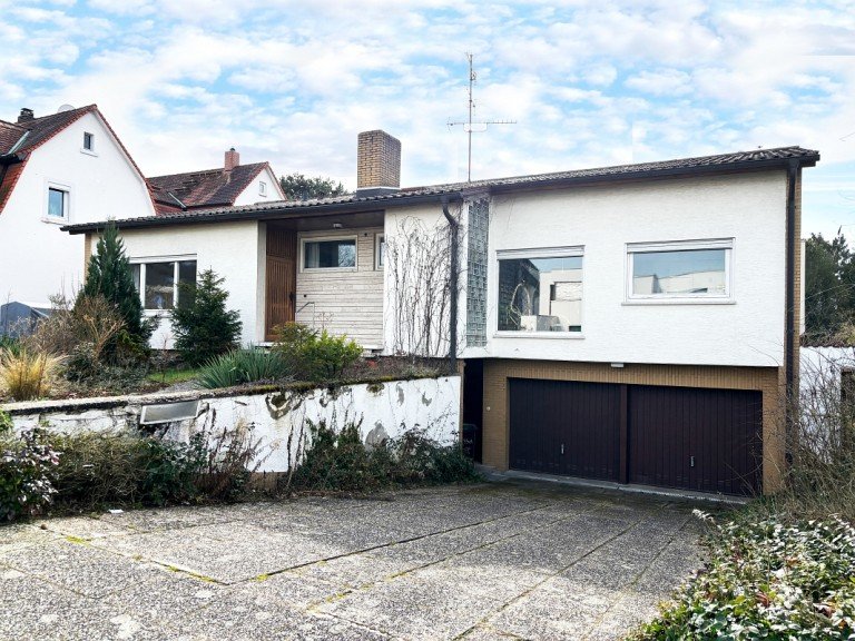 Hausansicht Eingangsseite Darmstadt-Eberstadt Haus **VERKAUFT** Gro�z�giges Anwesen mit viel Potenzial, auf 1.000 m� wundersch�nem Grundst�ck