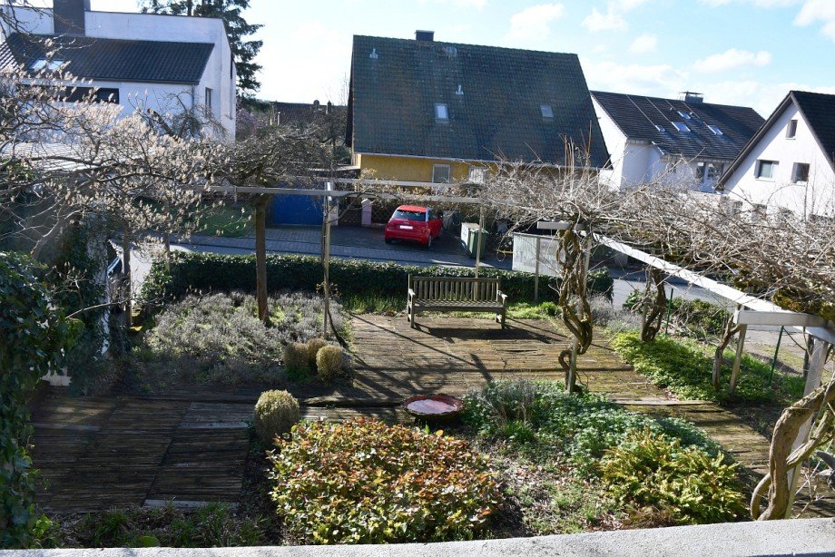 Blick in den Vorgarten Einfamilienhaus M�hltal-Traisa