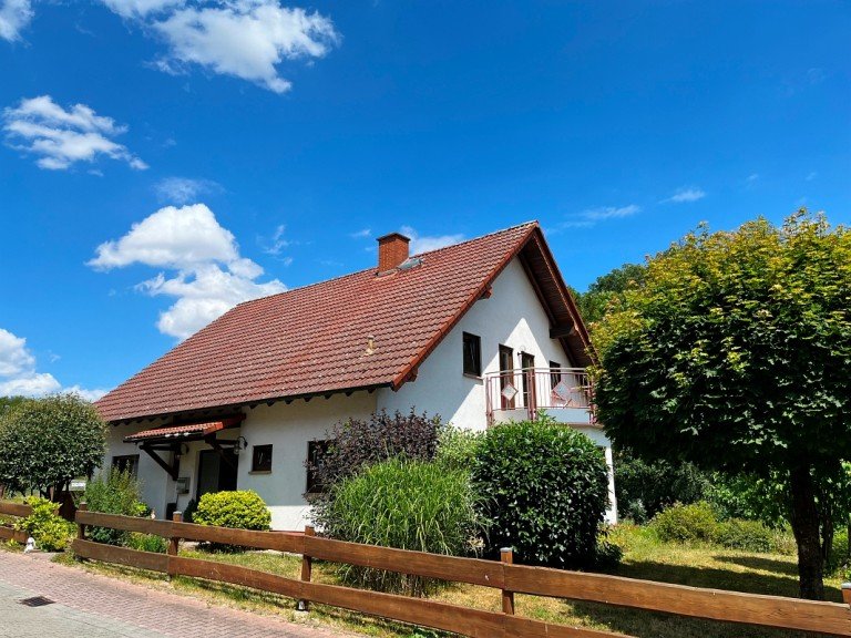 Hausansicht Lautertal-Lautern Einfamilienhaus **VERKAUFT** Bezauberndes Einfamilienhaus in naturnaher Lage