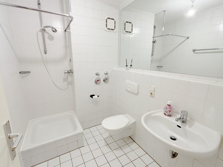 modernes Bad mit Dusche Etagenwohnung Darmstadt