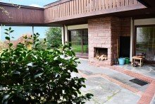 Terrasse mit Au�enkamin **VERKAUFT** Attraktives gro�z�giges Einfamilienhaus auf 1.236 m� Grundst�ck