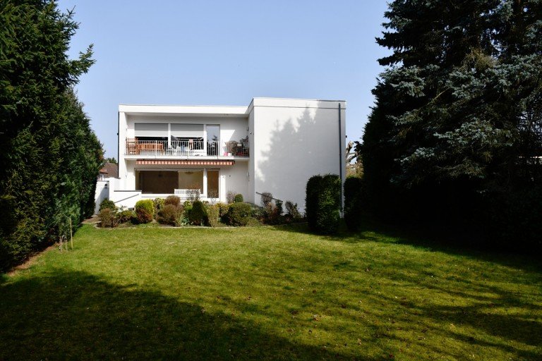 Hausansicht Gartenseite Darmstadt-Arheilgen Zweifamilienhaus **VERKAUFT** Attraktives gro�z�giges Zweifamilienhaus im Bauhausstil in Darmstadt-Arheilgen