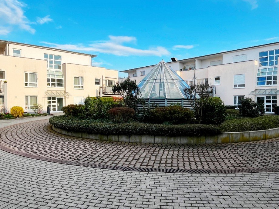 Geb�udeansicht mit Glaskuppeldach Tiefgarage Wohnung Darmstadt-Eberstadt