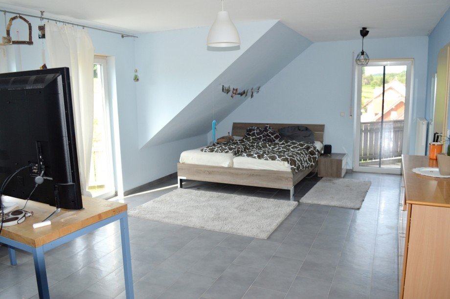 ger�umiges Zimmer mit 2 Balkonen Zweifamilienhaus Gro�-Bieberau/Rodau