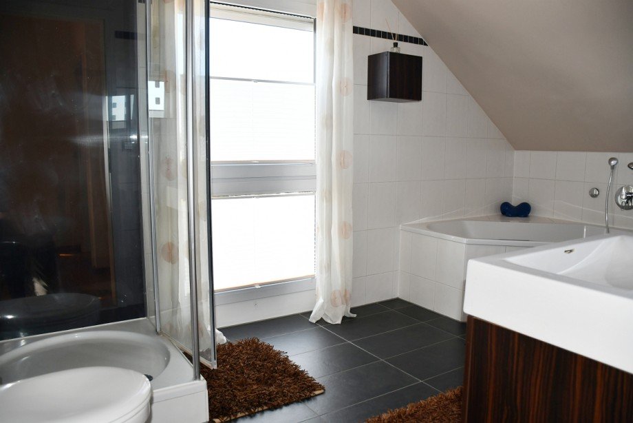Tageslichtbad mit Wanne und Dusche Einfamilienhaus Bickenbach