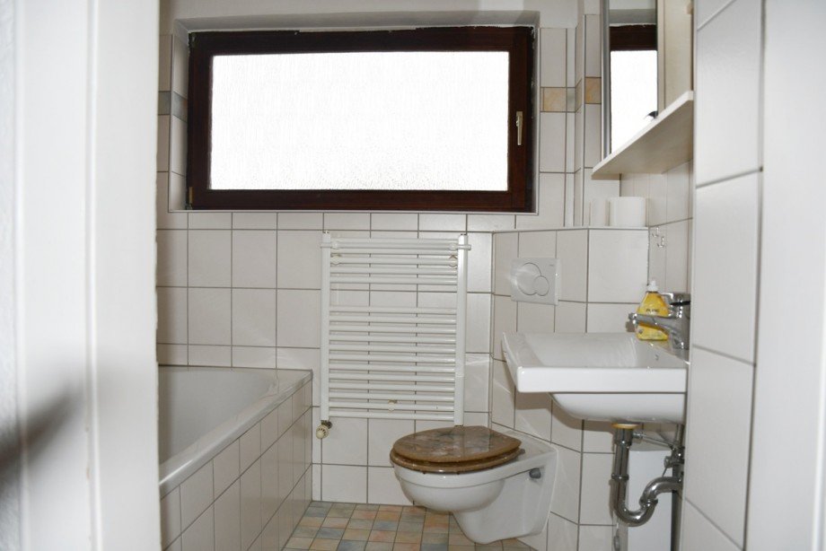 Wohnung Obergeschoss: Tageslichtbad Zweifamilienhaus Seeheim-Jugenheim