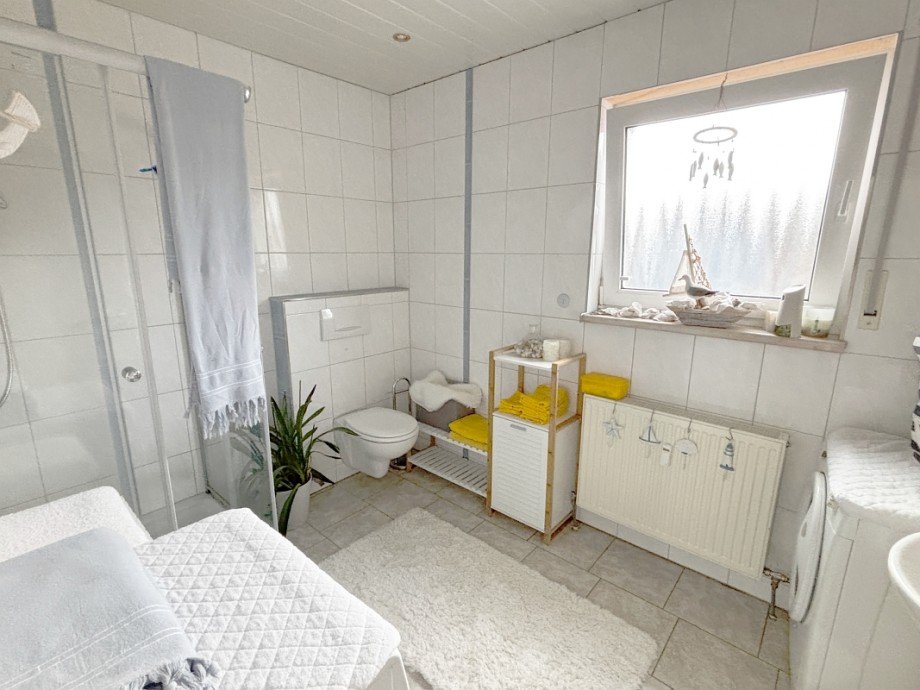 Tageslichtbad mit Dusche Etagenwohnung Modautal-Ernsthofen