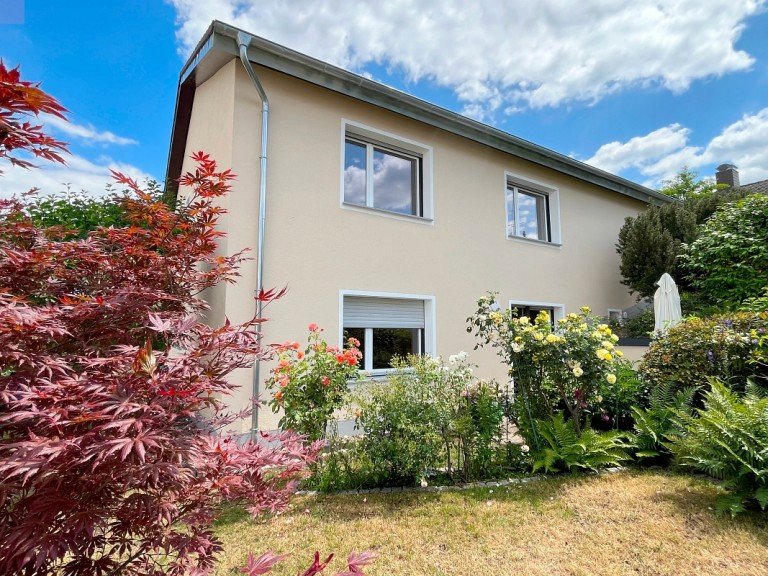 Hausansicht Gartenseite Ro�dorf Erdgeschosswohnung **VERMIETET** Perfektes Zuhause: Energieeffiziente Wohnung mit sonniger Terrasse und eigenem Garten