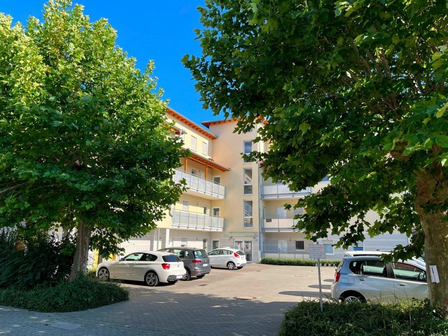 Hauseingang und Parkplatz Erdgeschosswohnung Zwingenberg
