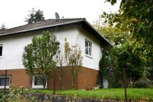 Hausansicht Gartenseite **VERKAUFT** Gem�tlicher Walmdachbungalow mit Potenzial und Charme