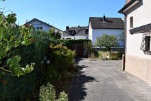 Hoffl�che und Garage **VERKAUFT** Charmantes Einfamilienhaus mit Ausbau- und weiterem Bebauungspotenzial