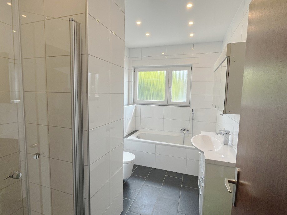 Tageslichtbad mit Wanne und Dusche Reihenendhaus Weiterstadt-Braunshardt