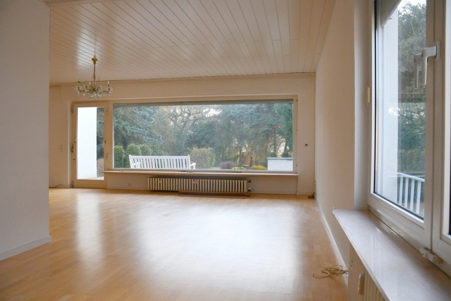 EG: Wohnzimmer mit Terrassenzugang Zweifamilienhaus Darmstadt-Arheilgen