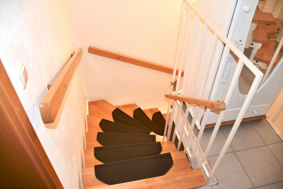 stilvolle Holztreppe Doppelhaush�lfte Reinheim