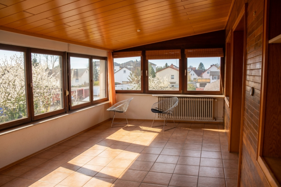 Wohnung Obergeschoss: lichtdurchfluteter Wohnbereich Zweifamilienhaus Seeheim-Jugenheim