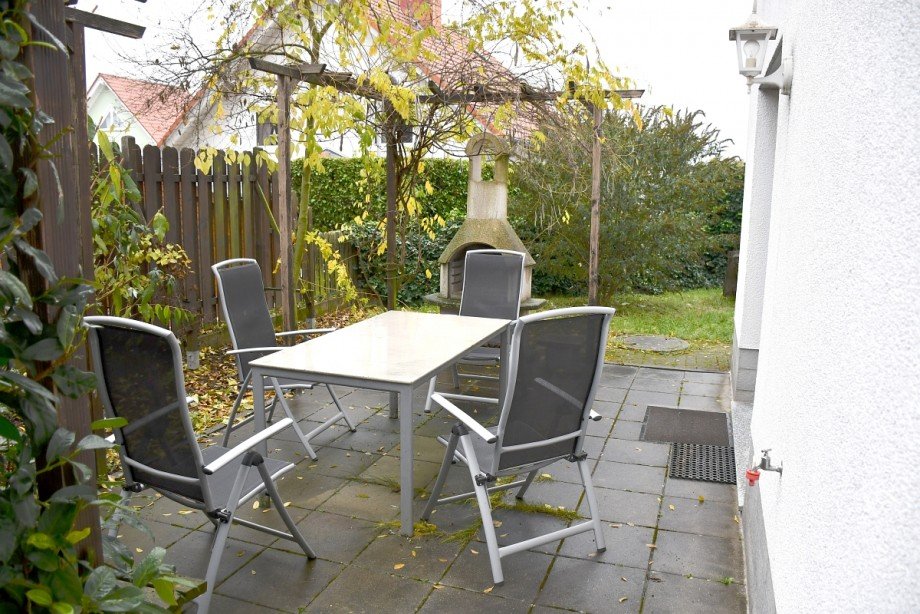 Sonnenterrasse mit Au�engrillkamin Doppelhaush�lfte Reinheim