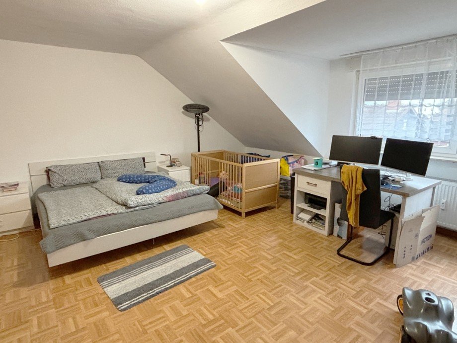 ger�umiges Wohnzimmer Dachgeschosswohnung Pfungstadt