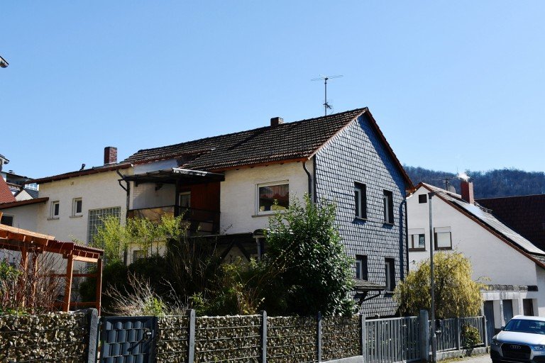 Hausansicht Lautertal-Elmshausen Zweifamilienhaus **VERKAUFT** Solides Zweifamilienhaus in angenehmer Wohnlage, nur 5 km von Bensheim entfernt